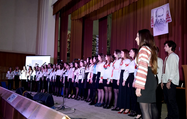 Хорова капела факультету мистецтв виконує  твір «Реве та стогне Дніпр широкий» (слова Тараса Шевченка, музика Данила Крижанівського). Диригент - Марія Іздепська-Новіцька